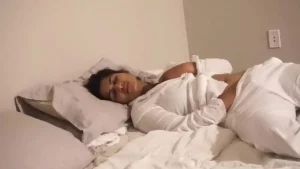 Desi Bhabi fucks herself in bed xxxxx video