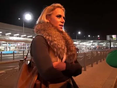 Bandara Big Titty MILF Angkat dan Bercinta dengan keras dalam video seks Mea Melone