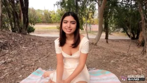 Süße 19-jährige Latina dreht ihren ersten Porno
