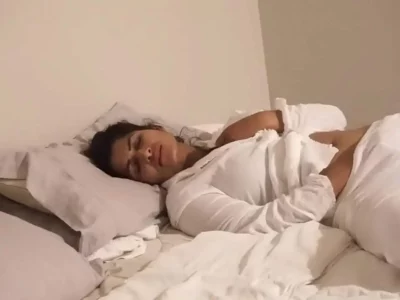 Desi Bhabi fucks ตัวเองบนเตียง xxxxx วิดีโอ
