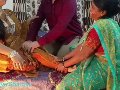 Horny Desi Aunty Gets Naked Fingering Her Wet Indian pussy