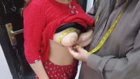 Vidéo XXX Le trou du cul de la femme d'un village indien desi baisé par un tailleur en échange de ses vêtements, frais de couture très chauds